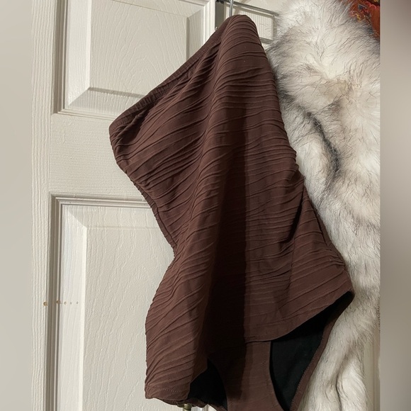 Gottex one piece dark brown ruched strapless swim suit. Padded cups. Size 6. - Picture 8 of 9